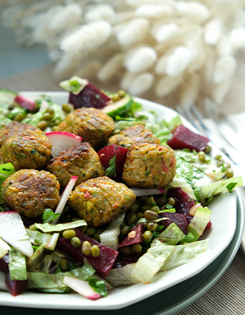 Зимний салат с овощными закусками